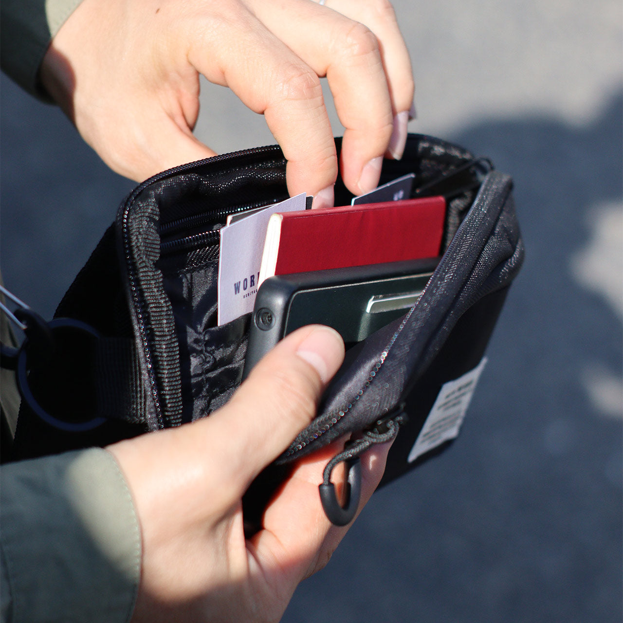 SLING WALLET POUCH / スリングウォレットポーチ