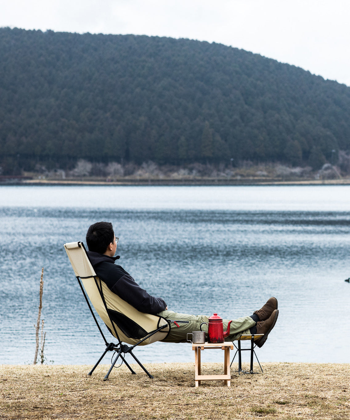 【 Alumi High-back Chair 】アルミハイバックチェア 深い座面で体にフィット